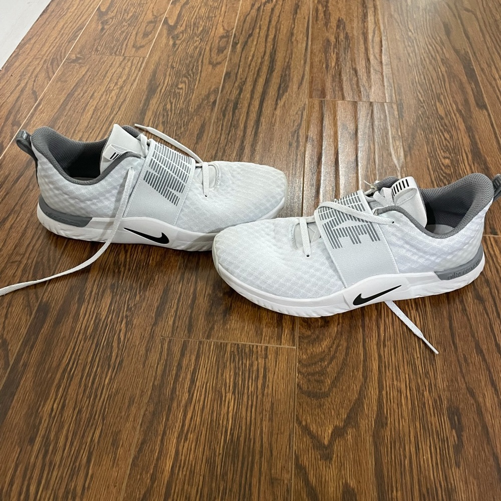 Nike tennis shoes (white/gray)